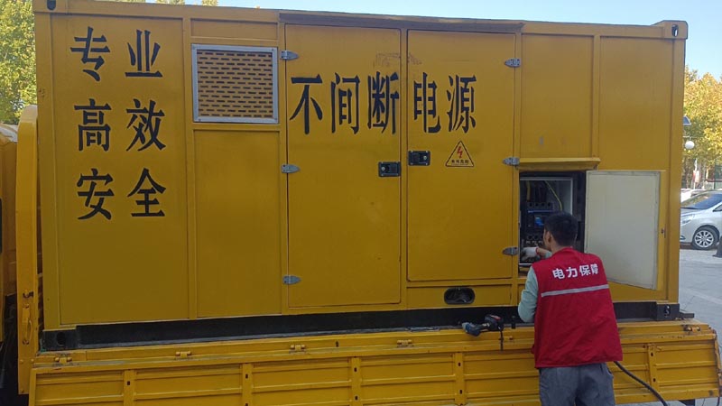 巍山柴油发电机组和UPS电源配合使用时，如何避免切换过程中的电力中断？
